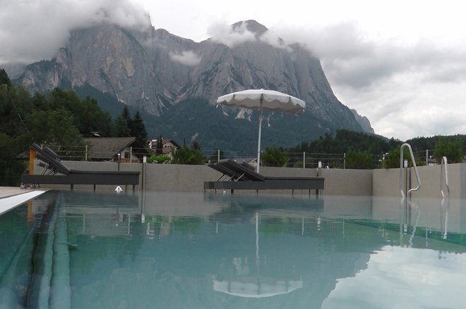 Hotel Alpenflora Kastelruth, Italien - Infinity Pool aus Edelstahl