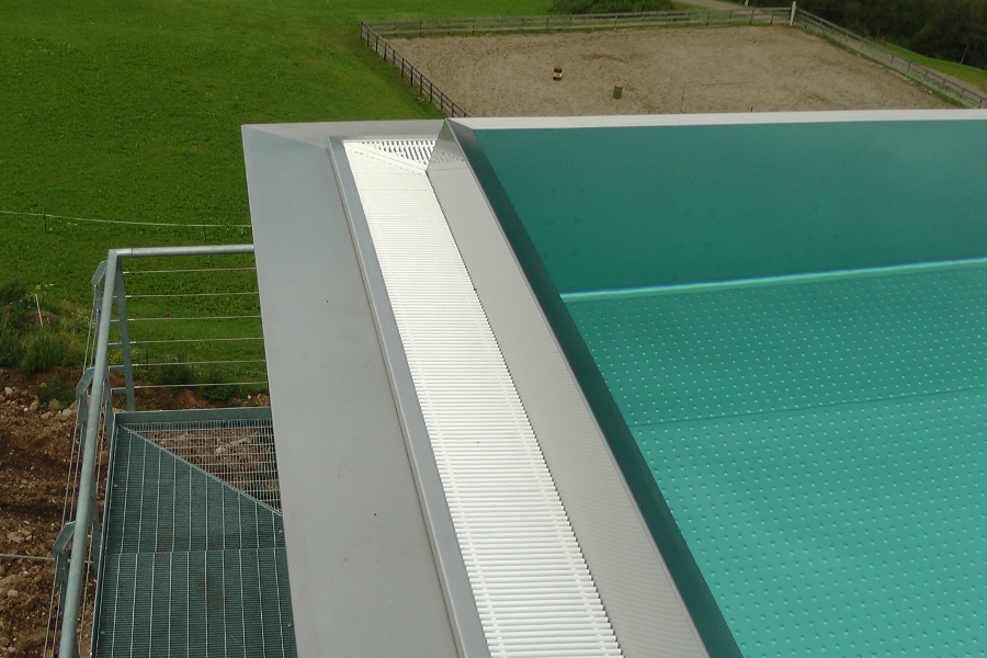 Infinity pool edge with lower overflow