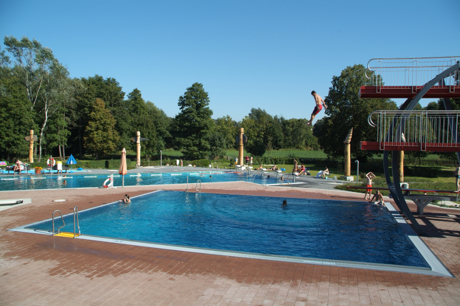 Diving pool in public outdoor pool, Oelsnitz/Vogtl., Germany