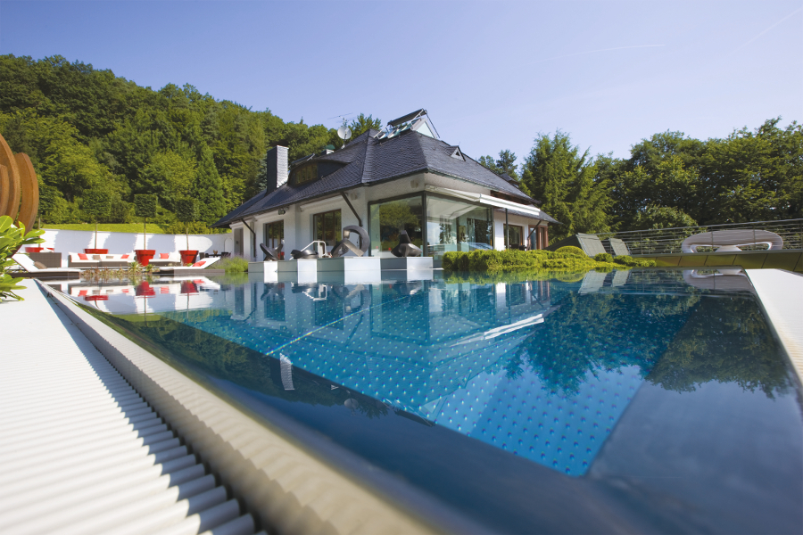 Stainless steel pool with overflow-channel