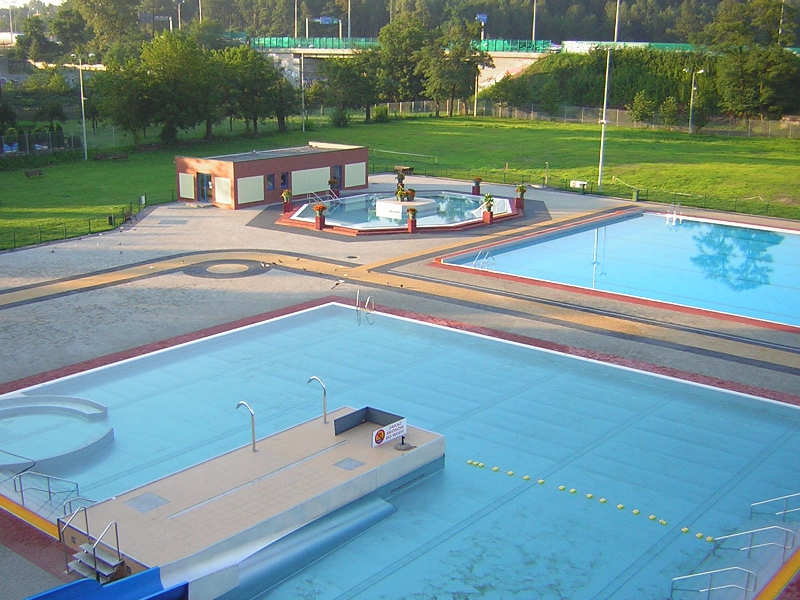 Freibad Bugla – Nichtschwimmerbecken mit Attraktionen und Schwimmerbecken